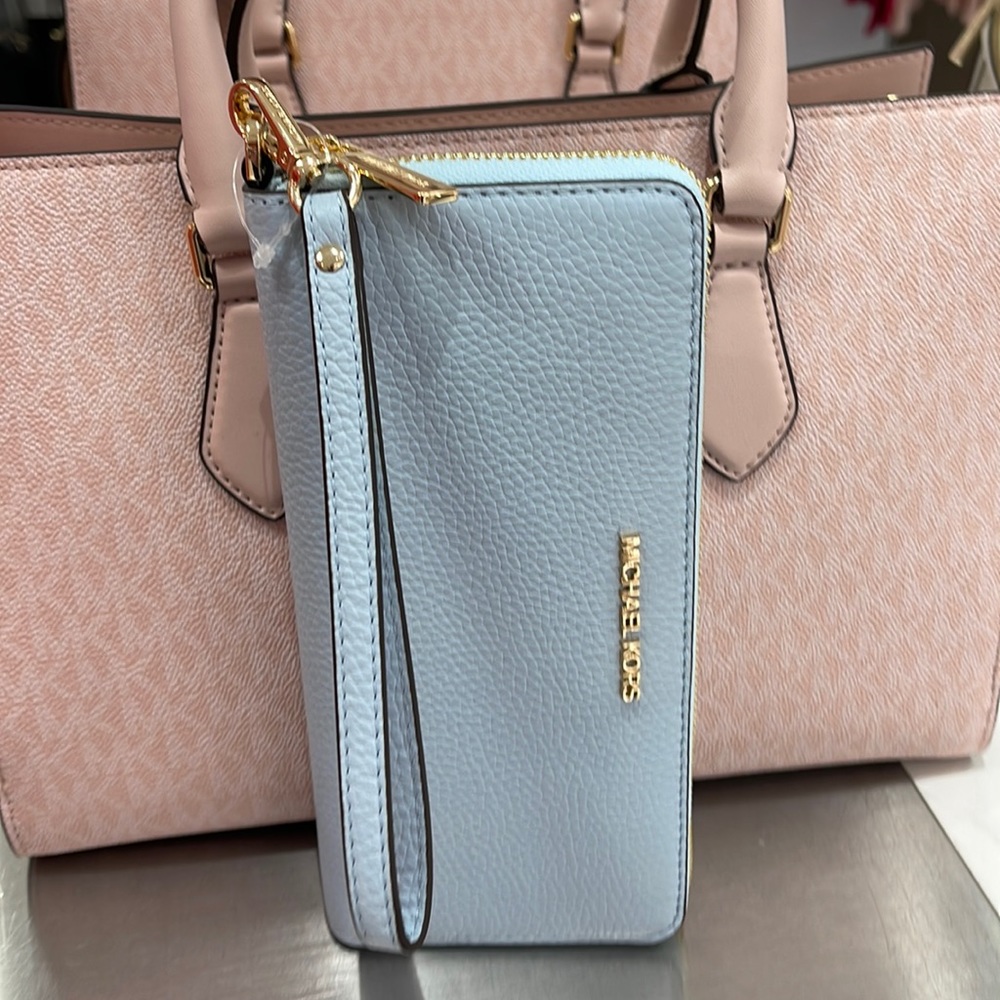 MICHAEL KORS LARGE TRAVEL CONTINENTAL WRISTLET WALLET PHONEHOLDER 
Vista Blue